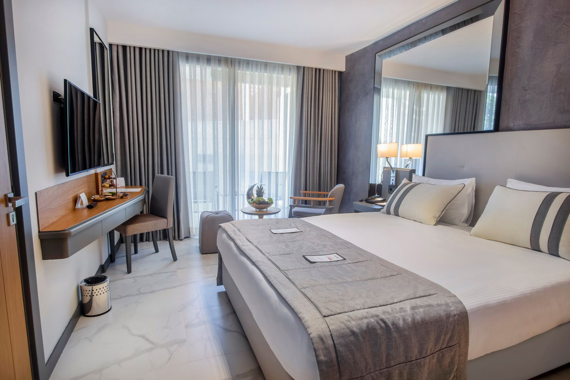 Deluxe Oda, Büyük Yataklı, Orman ve Biyolojik Gölet Manzaralı